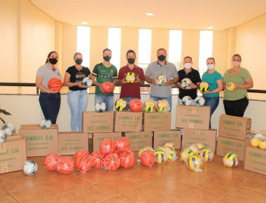 Mercedes realiza repasse de materiais esportivos para as escolas do município